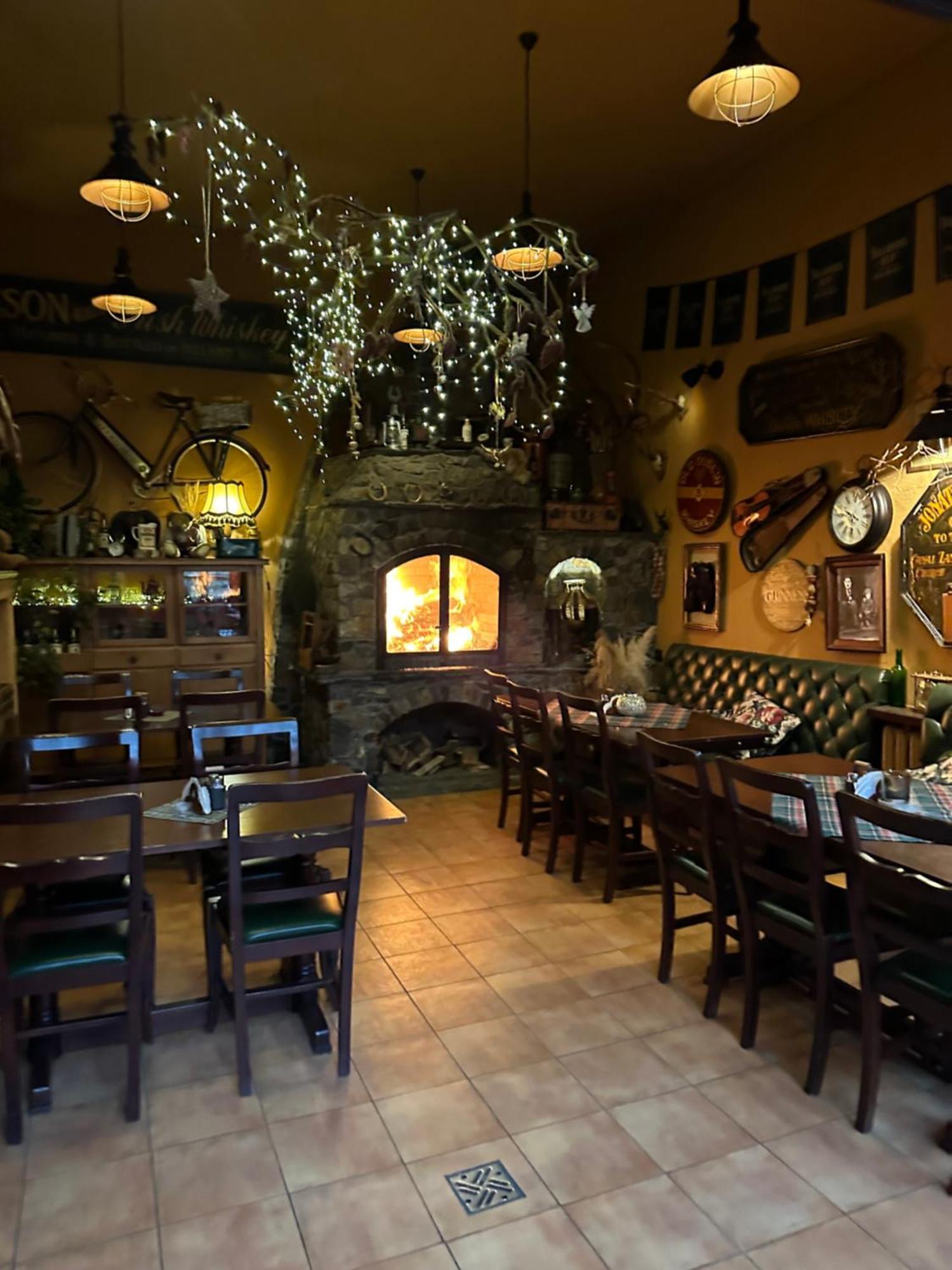 Shoemaker Irish Pub & Accommodation Келце Екстериор снимка