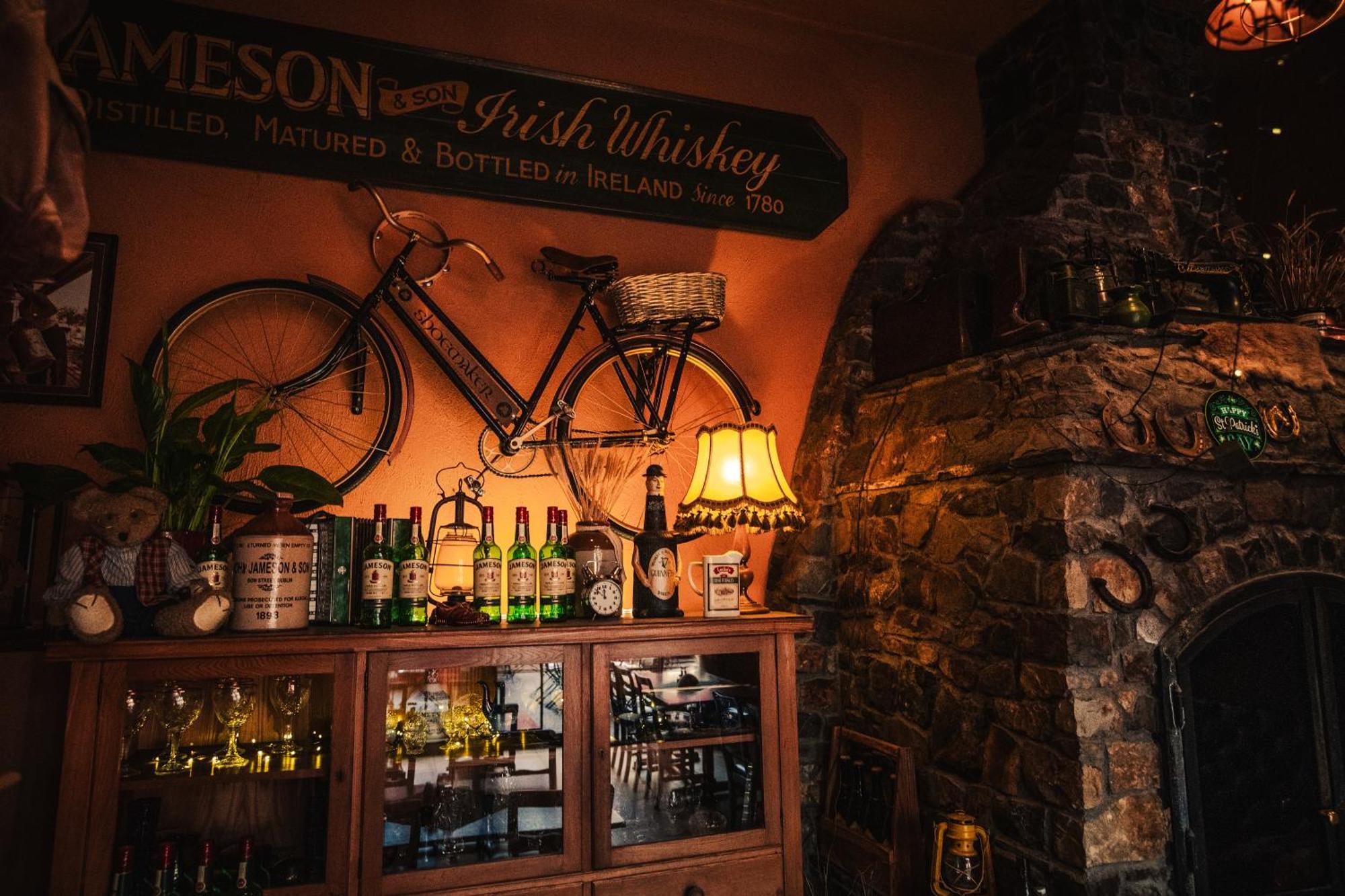 Shoemaker Irish Pub & Accommodation Келце Екстериор снимка