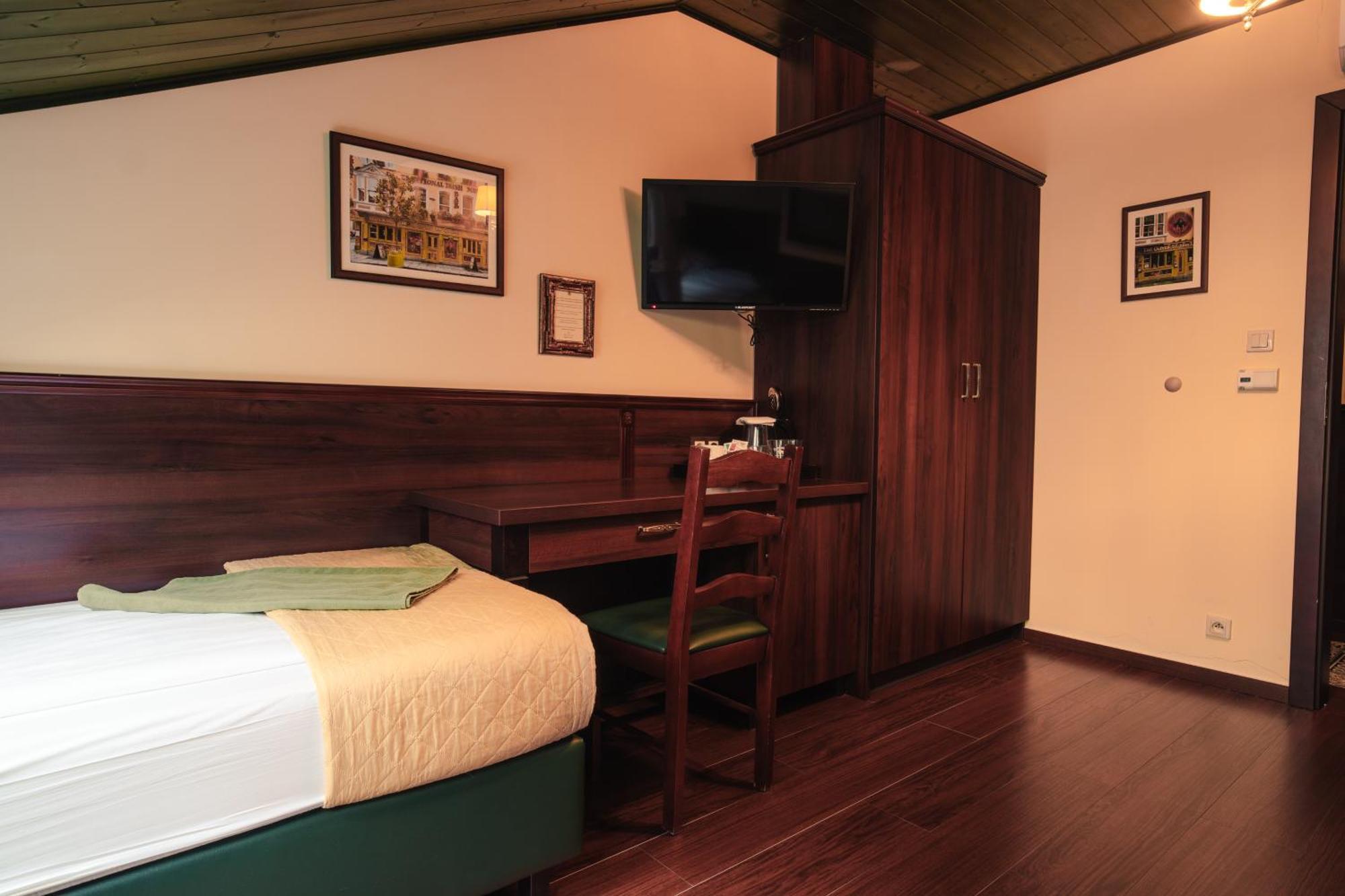Shoemaker Irish Pub & Accommodation Келце Екстериор снимка